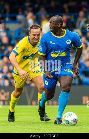 Londra, Regno Unito. 5 agosto 2023. (L) Mark Noble e Jimmy Floyd Hasselbaink durante la partita di calcio di beneficenza di Game4Ukraine a Stamford Bridge, sede del Chelsea FC, tra il Team Shevchenko dell'ex attaccante del Chelsea Andriy Shevchenko (blu) e l'attuale Team Zinchenko dell'Arsenal Oleksandr Zinchenko (giallo). I fondi raccolti sosterranno l’iniziativa United24 del presidente ucraino Volodymyr Zelensky per ricostruire le scuole in tutta l’Ucraina danneggiate dall’invasione russa. Crediti: Stephen Chung / Alamy Live News Foto Stock