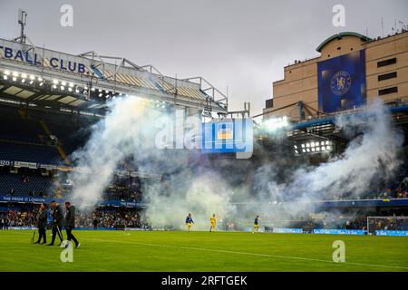 Londra, Regno Unito. 5 agosto 2023. Spettacolo a tempo parziale durante la partita di calcio di beneficenza di Game4Ukraine a Stamford Bridge, casa del Chelsea FC, tra il Team Shevchenko (blu) dell'ex attaccante del Chelsea Andriy Shevchenko e l'attuale Team Zinchenko dell'Arsenal (giallo). I fondi raccolti sosterranno l’iniziativa United24 del presidente ucraino Volodymyr Zelensky per ricostruire le scuole in tutta l’Ucraina danneggiate dall’invasione russa. Crediti: Stephen Chung / Alamy Live News Foto Stock