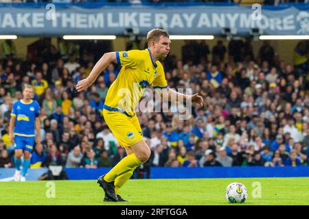 Londra, Regno Unito. 5 agosto 2023. Per Mertesacker al ballo durante la partita di calcio di beneficenza di Game4Ukraine a Stamford Bridge, sede del Chelsea FC, tra la squadra Shevchenko dell’ex attaccante del Chelsea Andriy Shevchenko (blu) e la squadra Zinchenko dell’attuale full-back dell’Arsenal Oleksandr Zinchenko (gialla). I fondi raccolti sosterranno l’iniziativa United24 del presidente ucraino Volodymyr Zelensky per ricostruire le scuole in tutta l’Ucraina danneggiate dall’invasione russa. Crediti: Stephen Chung / Alamy Live News Foto Stock