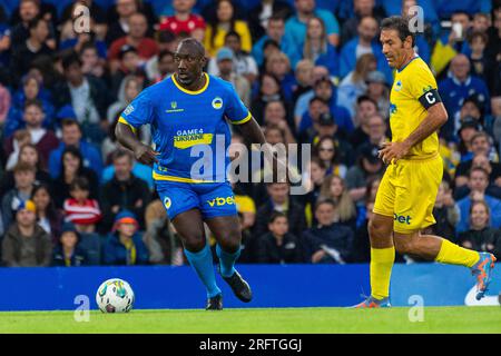 Londra, Regno Unito. 5 agosto 2023.Jimmy Floyd Hasselbaink al ballo durante la partita di calcio di beneficenza di Game4Ukraine a Stamford Bridge, sede del Chelsea FC, tra il Team Shevchenko dell'ex attaccante del Chelsea Andriy Shevchenko (blu) e l'attuale Team Zinchenko dell'Arsenal Oleksandr Zinchenko (giallo). I fondi raccolti sosterranno l’iniziativa United24 del presidente ucraino Volodymyr Zelensky per ricostruire le scuole in tutta l’Ucraina danneggiate dall’invasione russa. Crediti: Stephen Chung / Alamy Live News Foto Stock