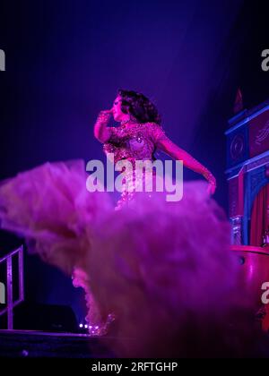 Wilderness Festival, Charlbury, Regno Unito. 5 agosto 2023. Artisti nella Casa del Sublime il sabato sera del festival di quattro giorni che celebra l'arte, la cultura e la musica. Crediti: Andrew Walmsley/Alamy Live News Foto Stock