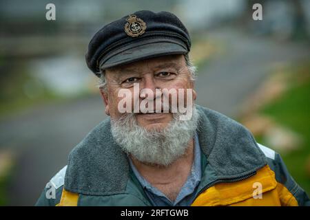 Ritratto di un uomo maturo con barba e berretto da capitano . Foto Stock