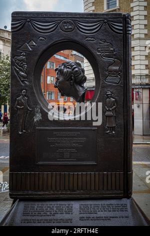 Agatha Christie Memorial Londra - memoriale per autore e drammaturgo Agatha Christie in Londons Theatreland, svelato 2012 scultore Ben Twiston-Davies Foto Stock