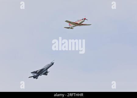 MIG 21 dell'Aeronautica croata e aereo Krila Oluje in Airshow Foto Stock