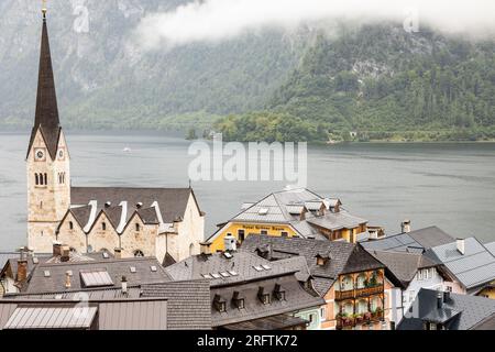 AUSTRIA, HALLSTATT - 21 luglio 2023: Centro storico sul lago Foto Stock