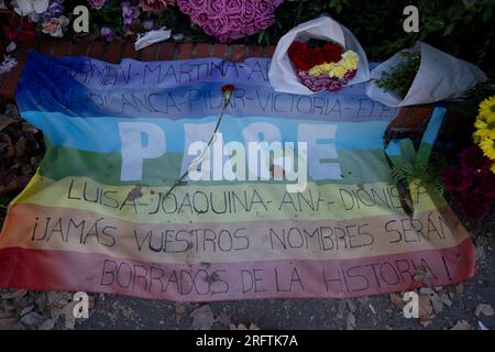 Il memoriale «Las Trece Rosas» (le tredici rose) presso il cimitero di nostra Signora di Almudena, Madrid, prende il nome da un gruppo di 13 giovani donne (18-29) assassinate nel cimitero dalle truppe fasciste di Francisco Franco il 5 agosto 1939. Facevano parte di un gruppo di 56 uccisi dai fascisti. La maggior parte erano membri della Gioventù Socialista unificata, cercando di ricostruire l'organizzazione sottoterra dopo la sconfitta della Repubblica democraticamente eletta nella guerra civile spagnola. Fotografato il 5 agosto 2023, 84 anni dopo gli omicidi. © Craig Redmond Foto Stock