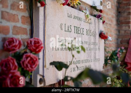 Il memoriale «Las Trece Rosas» (le tredici rose) presso il cimitero di nostra Signora di Almudena, Madrid, prende il nome da un gruppo di 13 giovani donne (18-29) assassinate nel cimitero dalle truppe fasciste di Francisco Franco il 5 agosto 1939. Facevano parte di un gruppo di 56 uccisi dai fascisti. La maggior parte erano membri della Gioventù Socialista unificata, cercando di ricostruire l'organizzazione sottoterra dopo la sconfitta della Repubblica democraticamente eletta nella guerra civile spagnola. Fotografato il 5 agosto 2023, 84 anni dopo gli omicidi. © Craig Redmond Foto Stock