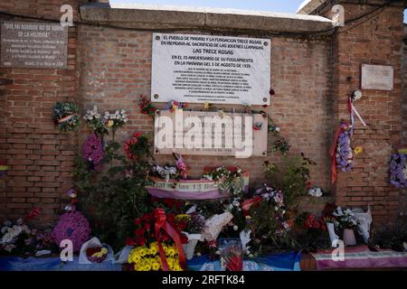 Il memoriale «Las Trece Rosas» (le tredici rose) presso il cimitero di nostra Signora di Almudena, Madrid, prende il nome da un gruppo di 13 giovani donne (18-29) assassinate nel cimitero dalle truppe fasciste di Francisco Franco il 5 agosto 1939. Facevano parte di un gruppo di 56 uccisi dai fascisti. La maggior parte erano membri della Gioventù Socialista unificata, cercando di ricostruire l'organizzazione sottoterra dopo la sconfitta della Repubblica democraticamente eletta nella guerra civile spagnola. Fotografato il 5 agosto 2023, 84 anni dopo gli omicidi. © Craig Redmond Foto Stock