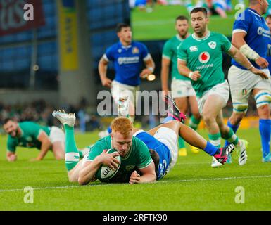 Dublino, Irlanda. 5 agosto 2023. 5 agosto 2023; Aviva Stadium, Dublino, Irlanda: Summer International Rugby, Irlanda contro Italia; Ciaran Frawley dell'Irlanda ha la sua meta non consentita credito: Action Plus Sports Images/Alamy Live News Foto Stock