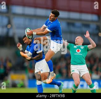 Dublino, Irlanda. 5 agosto 2023. 5 agosto 2023; Aviva Stadium, Dublino, Irlanda: Summer International Rugby, Irlanda contro Italia; Tommaso Allan d'Italia raccoglie l'Highball credito: Action Plus Sports Images/Alamy Live News Foto Stock