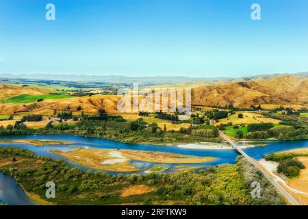 Fiume Waitaki e ponte nella città di Kurow nella valle panoramica della nuova Zelanda - paesaggio aereo. Foto Stock