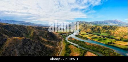 Valle del fiume Waitaki presso la città di Kurow sulle montagne della nuova Zelanda - panorama aereo panoramico. Foto Stock