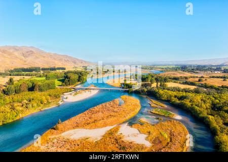 Ponte sul fiume Waitaki nella regione di Otago in nuova Zelanda, nella città di Kurow - paesaggio aereo. Foto Stock