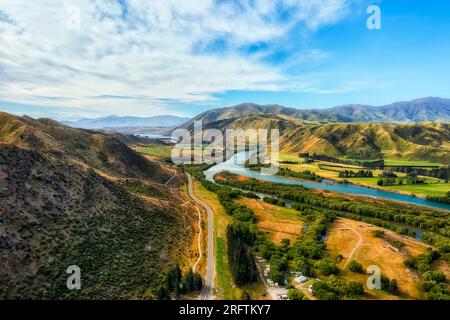 Città di Kurow sul fiume Waitaki a Otago dell'isola del Sud, nuova Zelanda - paesaggio aereo panoramico. Foto Stock