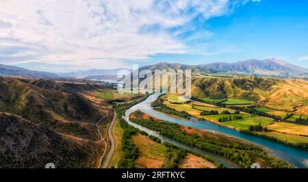 Valle del fiume Waitaki presso la città di Kurow nelle montagne della nuova Zelanda - paesaggio aereo panoramico. Foto Stock