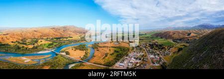 Panorama aereo panoramico elevato del torrente Waitaki nella valle della città di Kurow in nuova Zelanda. Foto Stock