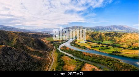 Panorama aereo panoramico della valle del fiume Waitaki nella città di Kurow sul monte Kurow in nuova Zelanda. Foto Stock