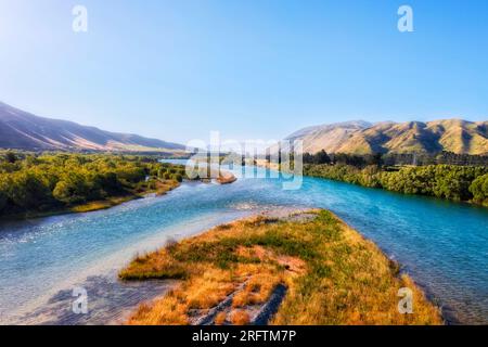 Isola panoramica sul fiume Waitaki vicino alla città di Kurow e alla strada di Kurow in nuova Zelanda. Foto Stock