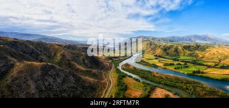 Panorama aereo panoramico della valle del fiume Waitaki nella città di Kurow sulla strada Kurow in nuova Zelanda. Foto Stock