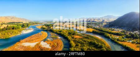 Panoramica del fiume vale of Waitaki presso la città di Kurow Mount sull'isola meridionale della nuova Zelanda in un panorama aereo da terra. Foto Stock