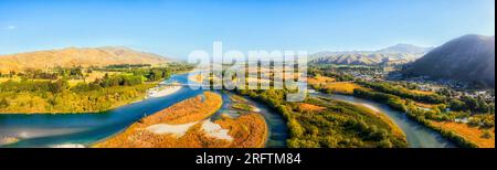 L'ampia valle del fiume Waitaki presso la città di Kurow Mount sull'isola meridionale della nuova Zelanda in un panorama aereo panoramico. Foto Stock