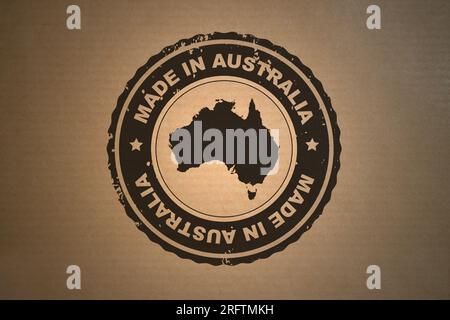 La carta marrone con al centro un francobollo in stile retrò realizzato in Australia include la mappa dell'Australia. Foto Stock