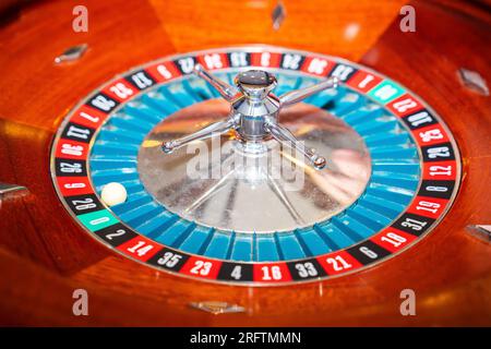 Roulette Wheel ball al numero 28 Foto Stock