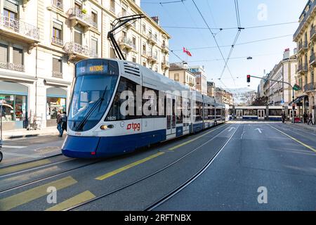 Ginevra, Svizzera - 24 marzo 2022: Tram pubblico a Ginevra, Svizzera, gestito da TPG. Foto Stock