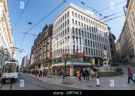 Ginevra, Svizzera - 24 marzo 2022: Tram pubblico a Ginevra, Svizzera, gestito da TPG. Foto Stock