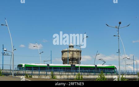 Bucarest, Romania - 9 luglio 2023: Il cavalcavia di Basarab, il ponte sospeso più lungo e più alto di Bucarest. Foto Stock