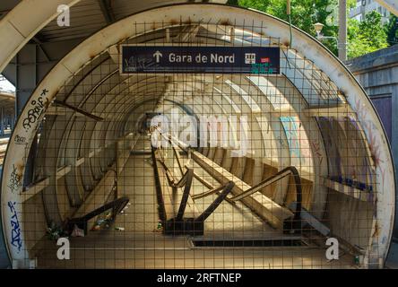 Bucarest, Romania - 9 luglio 2023: Passaggio con trasportatore che porta dalla stazione ferroviaria di Basarab a "gara de Nord" (stazione ferroviaria settentrionale) Foto Stock