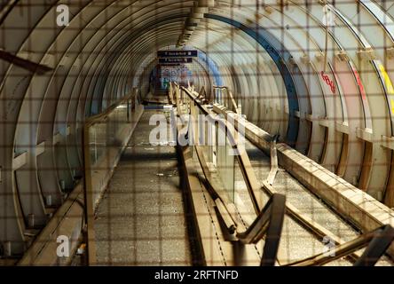 Bucarest, Romania - 9 luglio 2023: Passaggio con trasportatore che porta dalla stazione ferroviaria di Basarab a "gara de Nord" (stazione ferroviaria settentrionale) Foto Stock