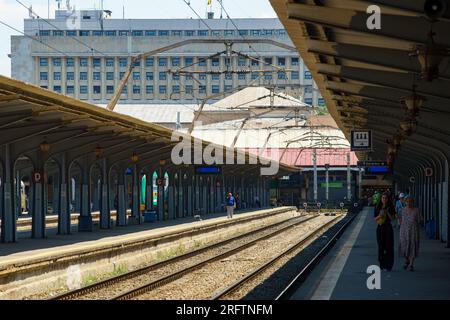 Bucarest, Romania - 9 luglio 2023: Le prime due piattaforme della stazione ferroviaria settentrionale. Foto Stock