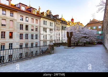 Granada, Spagna - 23 febbraio 2022: Architettura generica e vista sulla strada nella storica città di Granada nella regione Autonoma dell'Andalusia, Spai Foto Stock