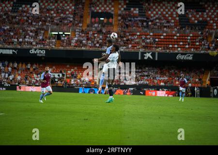 Leon Bailey dell'Aston Villa FC (L) e Thierry Correia del Valencia CF (R) in azione durante la regolare PRE-stagione la Liga EA Sport il 5 agosto 2023 alle ore Foto Stock