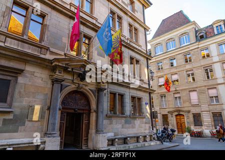 Ginevra, Svizzera - 24 marzo 2022: L'antico municipio di Ginevra, noto anche come l'antico Arsenale. Mercato coperto, museo e arco di Stato Foto Stock