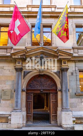 Ginevra, Svizzera - 24 marzo 2022: L'antico municipio di Ginevra, noto anche come l'antico Arsenale. Mercato coperto, museo e arco di Stato Foto Stock