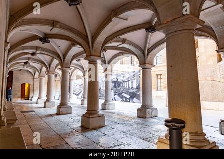 Ginevra, Svizzera - 24 marzo 2022: L'antico municipio di Ginevra, noto anche come l'antico Arsenale. Mercato coperto, museo e arco di Stato Foto Stock
