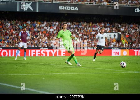 Emiliano Martinez Dibu dell'Aston Villa FC in azione durante la Liga EA Sport Regular PRE Season il 5 agosto 2023 allo Stadio Mestalla (Valencia,la Foto Stock