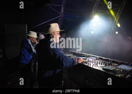 Il 51° Festival celebra le radici della musica House, unendo i fili di questo suono estremamente influente, esplorando la casa classica, la tech House, la casa afro, il garage, discoteca, soul, dancehall e molto altro ancora. I pionieri di Chicago, New York, Detroit, Londra e non solo si uniscono ai pionieri di oggi. Il programma del 51° Festival è veramente transatlantico, unendo i punti tra Stati Uniti, Regno Unito, Europa e Caraibi. Quest'anno ha visto la partecipazione di Norman Jay MBE, Josh Milan, Robert Owens, Louie Vega, David Morales, Il generale Levy e molti altri. Crediti: Kingsley Davis/Alamy Live News Foto Stock