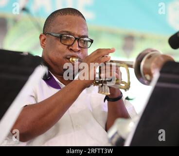 New Orleans, USA. 5 agosto 2023. I King Oliver Creole Jazz Band Centennial guidati da Don Vappie si esibiscono al Fidelity Bank Stage durante il Satchmo Summerfest all'Old U.S. Mint a New Orleans, Louisiana, sabato 5 agosto 2023. (Foto di Peter G. Forest/Sipa USA) credito: SIPA USA/Alamy Live News Foto Stock