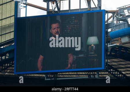 Londra, Regno Unito. 5 agosto 2023. Il presidente ucraino Volodymyr Zelensky dà un discorso sul grande schermo in vista della partita di calcio di beneficenza di Game4Ukraine a Stamford Bridge, casa del Chelsea FC, tra il Team Shevchenko (blu) dell'ex attaccante del Chelsea Andriy Shevchenko e l'attuale Team Zinchenko dell'Arsenal Oleksandr Zinchenko (giallo). I fondi raccolti sosterranno l’iniziativa United24 del presidente ucraino Volodymyr Zelensky per ricostruire le scuole in tutta l’Ucraina danneggiate dall’invasione russa. Crediti: Stephen Chung / Alamy Live News Foto Stock