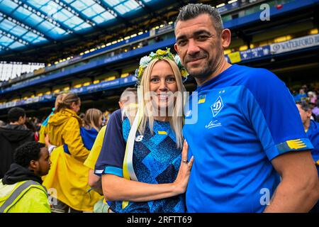 Londra, Regno Unito. 5 agosto 2023. Tifosi ucraini durante la partita di calcio di beneficenza di Game4Ukraine a Stamford Bridge, casa del Chelsea FC, tra la squadra Shevchenko (blu) dell’ex attaccante del Chelsea Andriy Shevchenko e la squadra Zinchenko (gialla) dell’attuale difensore dell’Arsenal Oleksandr Zinchenko. I fondi raccolti sosterranno l’iniziativa United24 del presidente ucraino Volodymyr Zelensky per ricostruire le scuole in tutta l’Ucraina danneggiate dall’invasione russa. Crediti: Stephen Chung / Alamy Live News Foto Stock