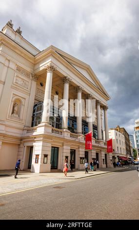 La Royal Opera House nel cuore del theaterland in Bow Street, Covent Garden nel West End di Londra, Londra WC2 Foto Stock