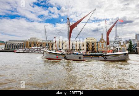 La storica chiatta a vela del Tamigi "Will" naviga a valle di Butlers Wharf, Bermondsey, nella Docklands Pool di Londra Foto Stock