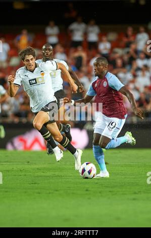 Moussa Diaby dell'Aston Villa Football Club, Javier Guerra del Valencia CF in azione durante la Liga EA Sport Regular PRE Season il 5 agosto 2023 presso Foto Stock