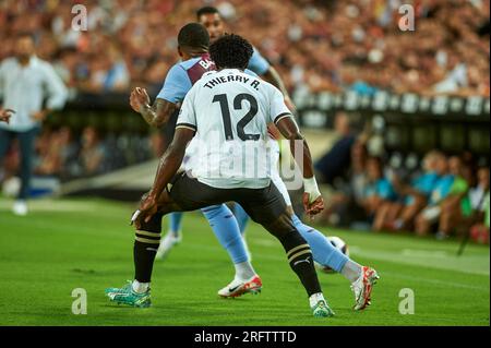 Thierry Correia del Valencia CF, Leon Bailey dell'Aston Villa Football Club in azione durante la Liga EA Sport Regular PRE Season il 5 agosto 2023 Foto Stock