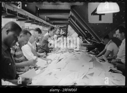 Operai che smistavano la posta presso l'ufficio postale degli Stati Uniti a New York City, NY nel 1957. Foto Stock