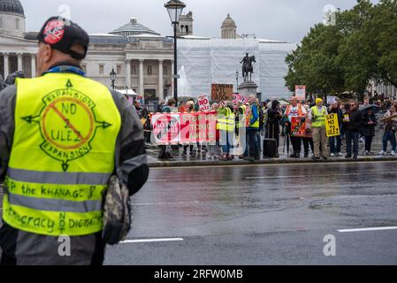 Londra, Regno Unito. 5 agosto 2023. I manifestanti hanno dei cartelli che esprimono la loro opinione durante la manifestazione. ULEZ è l'acronimo di Ultra Low Emission zone. A causa della scarsa qualità dell'aria ci sono restrizioni per i conducenti a Londra. Il maggior numero di morti è legato all'inquinamento atmosferico. Ecco perché la ULEZ spenderà dal 29 agosto 2023 in tutti i quartieri di Londra. I manifestanti intendono fermare l'estensione e non credono nell'inquinamento atmosferico. Credito: SOPA Images Limited/Alamy Live News Foto Stock