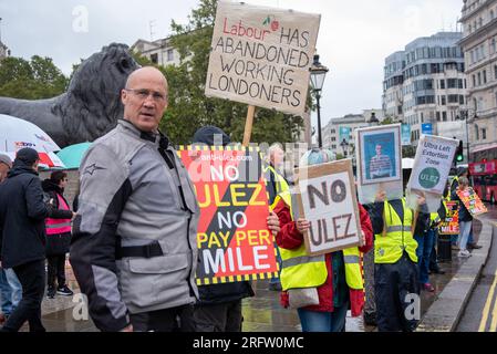 Londra, Regno Unito. 5 agosto 2023. I manifestanti hanno dei cartelli che esprimono la loro opinione durante la manifestazione. ULEZ è l'acronimo di Ultra Low Emission zone. A causa della scarsa qualità dell'aria ci sono restrizioni per i conducenti a Londra. Il maggior numero di morti è legato all'inquinamento atmosferico. Ecco perché la ULEZ spenderà dal 29 agosto 2023 in tutti i quartieri di Londra. I manifestanti intendono fermare l'estensione e non credono nell'inquinamento atmosferico. Credito: SOPA Images Limited/Alamy Live News Foto Stock